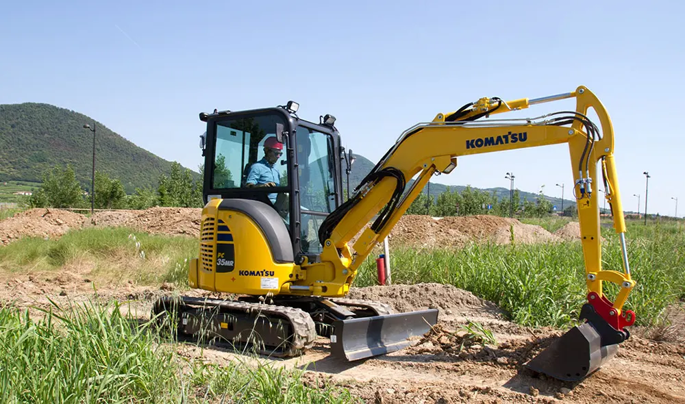 KOMATSU PC35MR-5 miniescavatore professionale noleggiabile su prenotazione online engi trade puglia